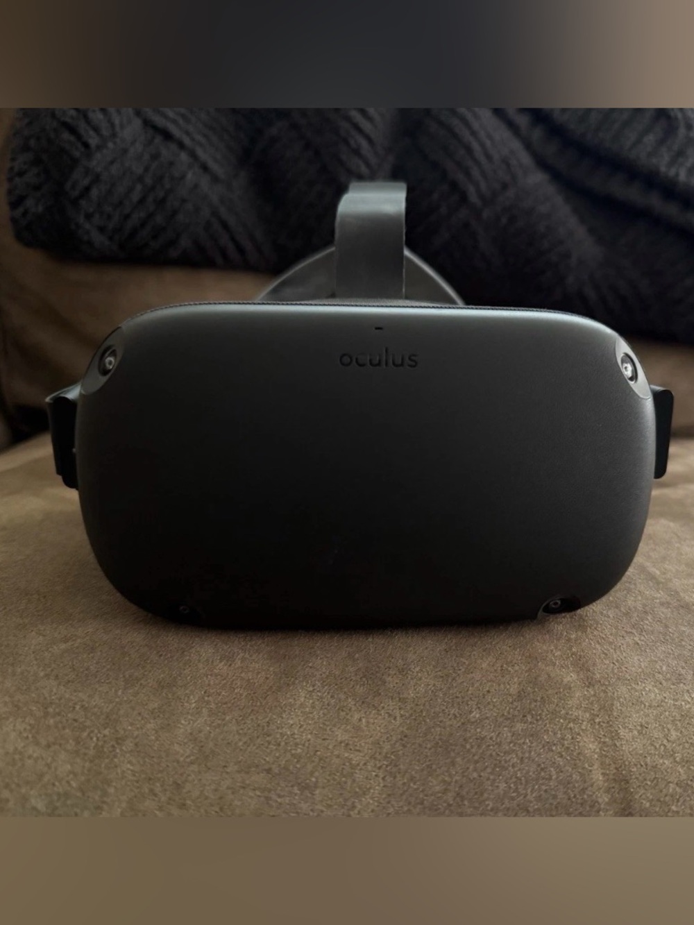 Oculus Quest Standalone VR Headset - Picture 3 of 7